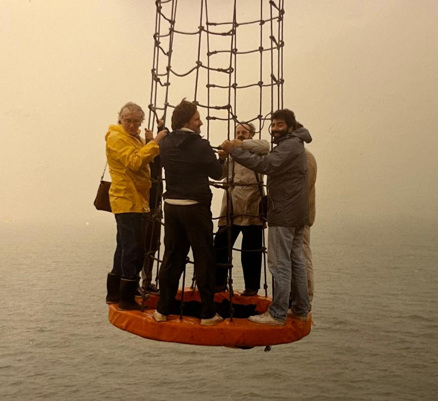 L'équipe dans une nacelle au-dessus de la mer